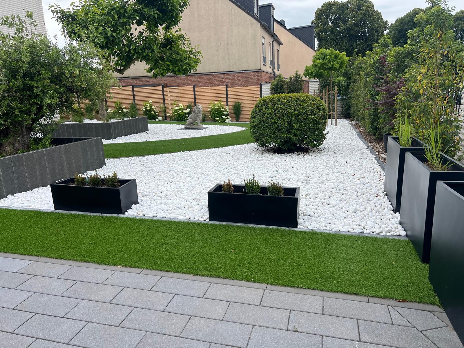 Modern gestalteter Garten