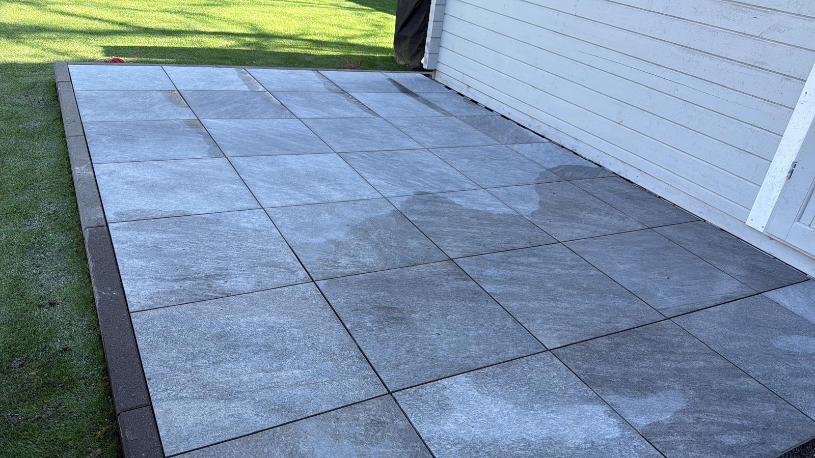 Terrasse mit grauen Platten